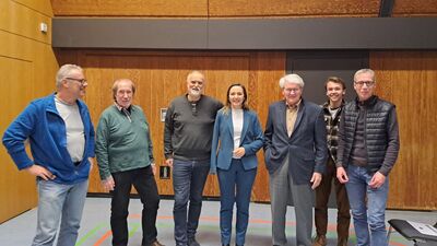 Jasmina Hostert im Kreise der Genossen