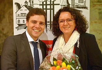Florian Wahl gratuliert seiner Kollegin zu Ihrem Erfolg